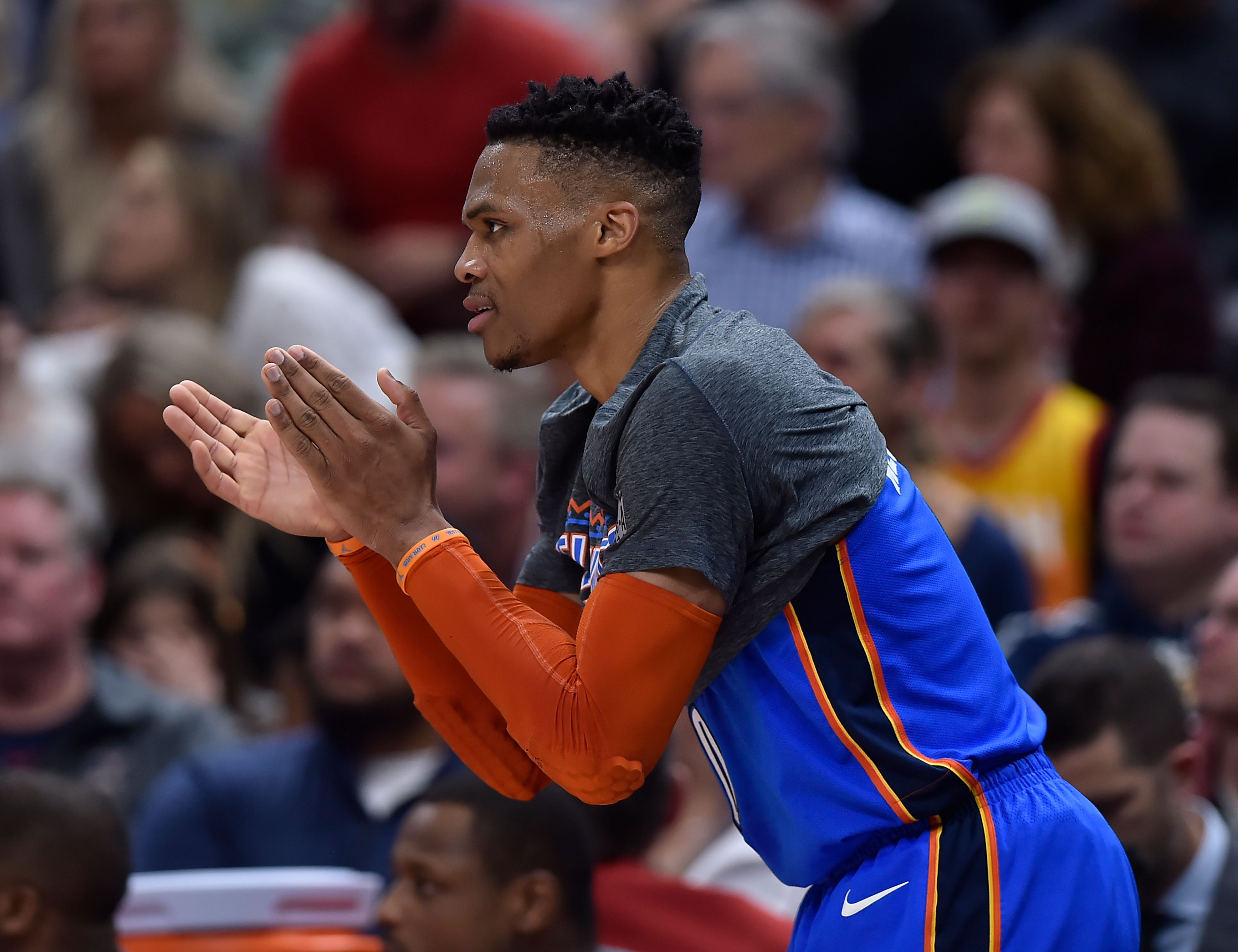 裁判团队由 裁判团队由