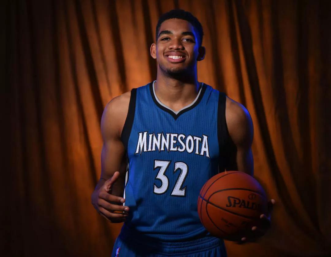 她凭借其 她凭借其